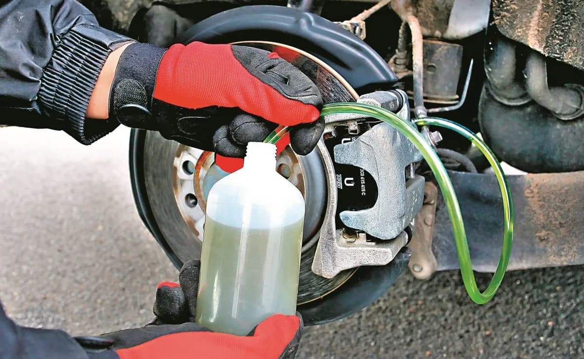 Jak naprawić pęknięty przewód hamulcowy - uniknij niebezpieczeństwa na drodze