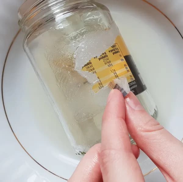 Jak usunąć klej po etykiecie z butelki - skuteczne metody na resztki