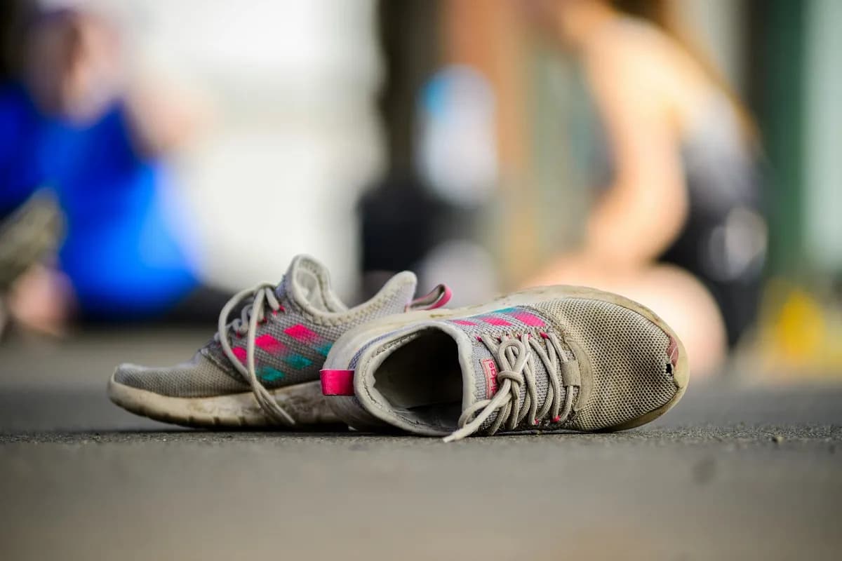 Jak naprawić dziurę w bucie - sprawdzone metody na skuteczną naprawę